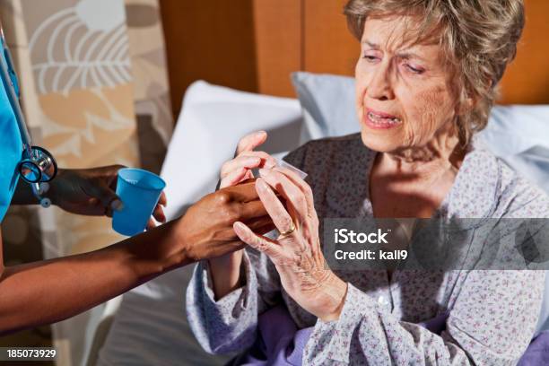 Pielęgniarka Podawania Leku Senior Kobieta W Szpitalu Pokoju - zdjęcia stockowe i więcej obrazów 40-49 lat