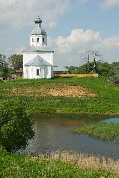 église au 보르 d'une rivière - souzdal 뉴스 사진 이미지