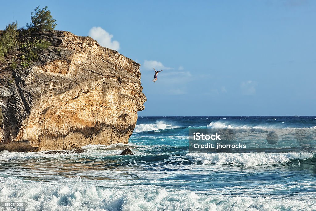 Salto della fede: Cliff Jumper con lo swowboard - Foto stock royalty-free di Scogliera