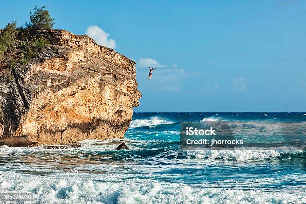 Salto Della Fede Cliff Jumper Con Lo Swowboard - Fotografie stock e altre immagini di Scogliera - Scogliera, Big Island - Isola di Hawaii, Tuffi dalle rocce
