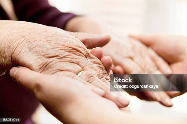 늙음 및 젊은 손 노인에 대한 스톡 사진 및 기타 이미지 - 노인, 손을 움켜 쥠, 오래된