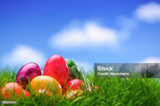 Uova Di Pasqua Colorate - Fotografie stock e altre immagini di Ambientazione esterna - Ambientazione esterna, Ambientazione tranquilla, Arte