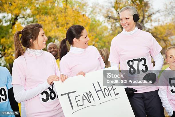 Foto de Charity Equipe De Mulheres Caminhando Em Uma Caminhada Para Curar e mais fotos de stock de Carregar