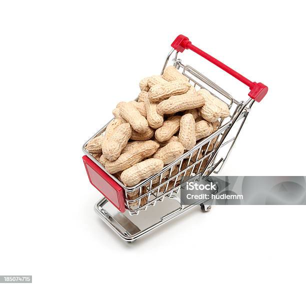 Foto de Amendoins Em Compras Carrinho Isolado No Branco e mais fotos de stock de Amendoim - Noz - Amendoim - Noz, Atividade comercial, Aço