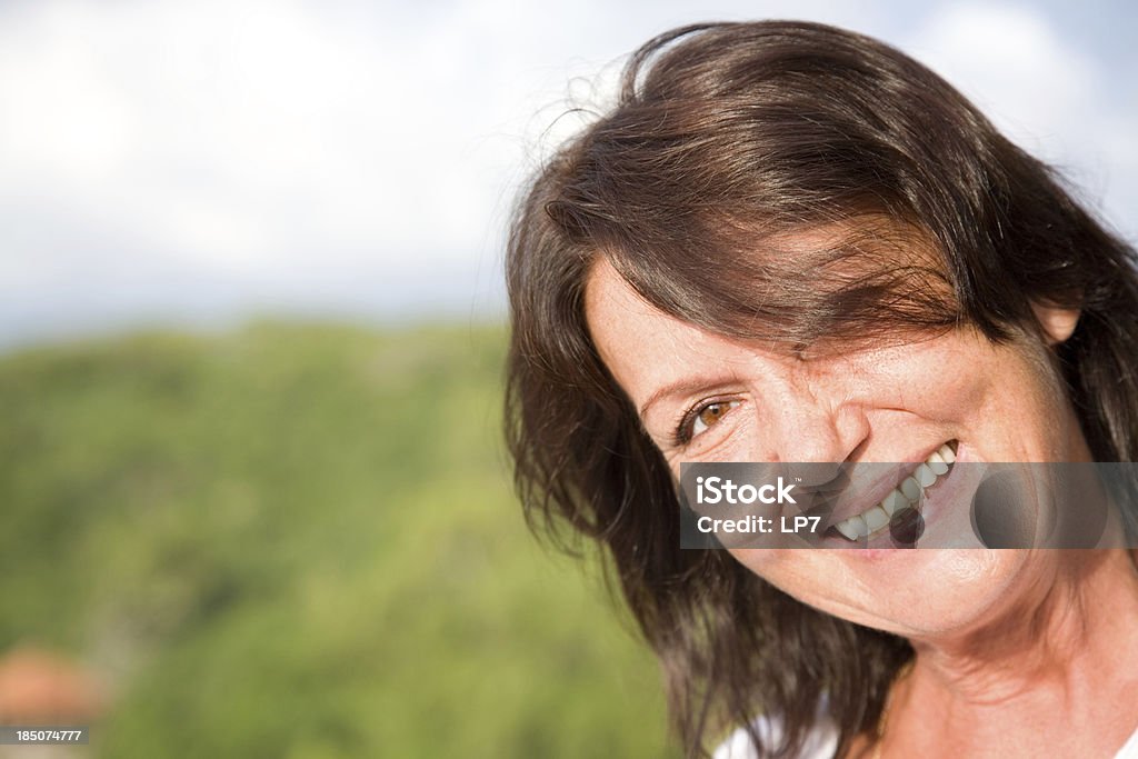 Mujer madura al aire libre - Foto de stock de 50-59 años libre de derechos