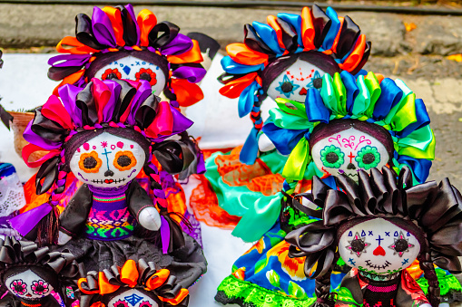 Muñecas de amealco, figuras de trapo representantes de la cultura mexicana, adornadas por día de muertos en la ciudad de México