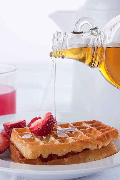 waffeln für frühstück - waffle syrup pouring breakfast stock-fotos und bilder