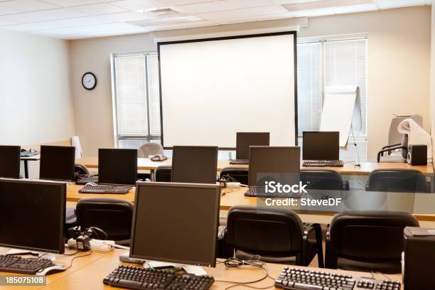 Equipo De Entrenamiento Con Montaje Tipo Aula Foto de stock y más banco de imágenes de Aprender - Aprender, Aula de conferencias, Clase de formación