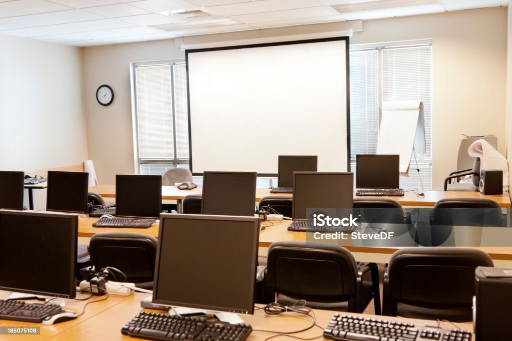 Ordinateur de formation en salle de classe - Photo de Apprentissage libre de droits