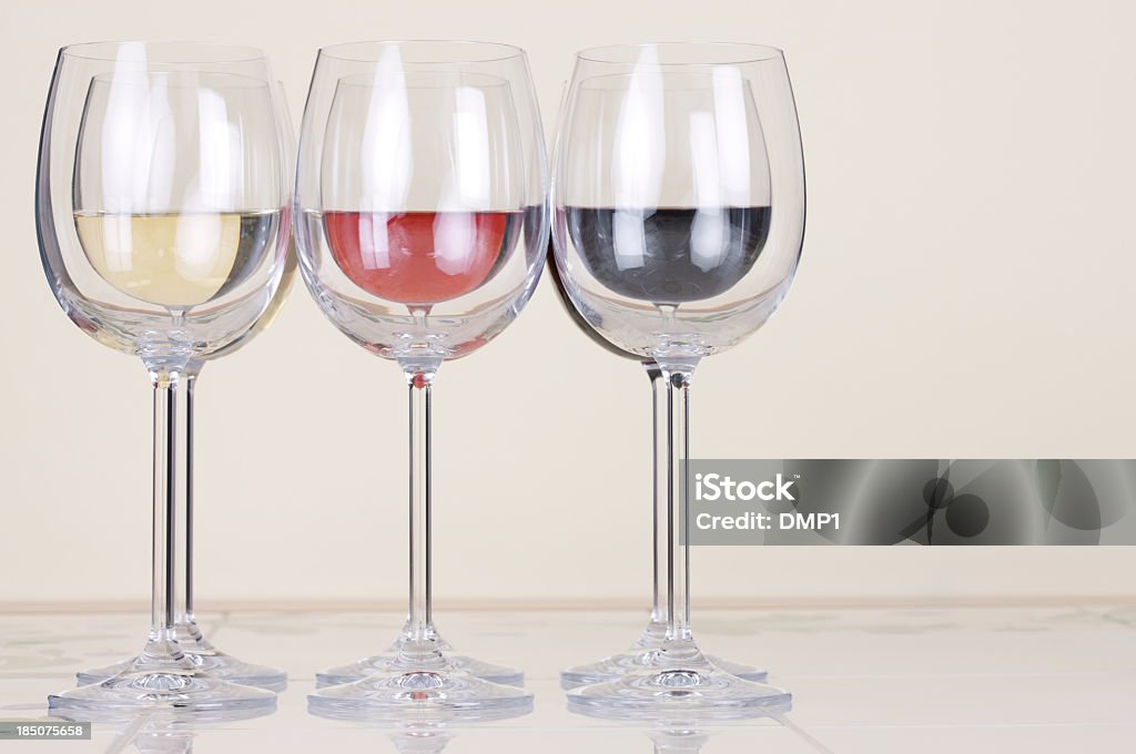 Simetricamente colocado óculos de branco, vermelho e rosa-Vinho - Foto de stock de Azulejo royalty-free