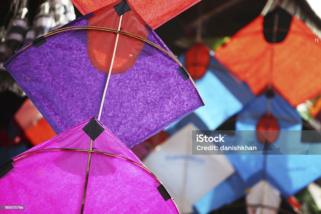 Carta colorata aquiloni in negozio nel Mercato orientale - Foto stock royalty-free di Aquilone