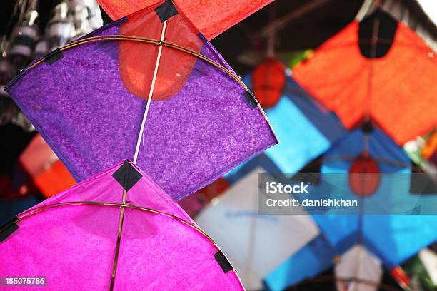 Foto de Em Comprar Pipas Coloridas De Papel No Mercado Asiático e mais fotos de stock de Pipa - Brinquedo