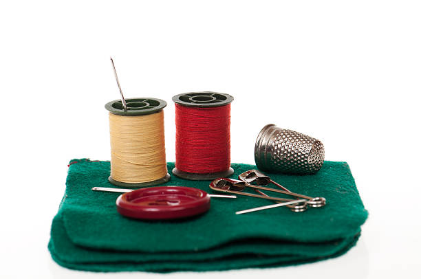 kit de costura - thimble sewing item close up studio shot fotografías e imágenes de stock