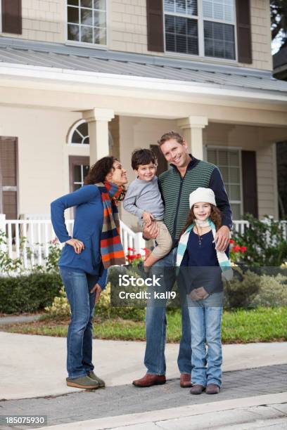 Foto de Família Com Duas Crianças Em Pé Na Frente De Casa e mais fotos de stock de 2-3 Anos - 2-3 Anos, 30 Anos, 40-49 anos