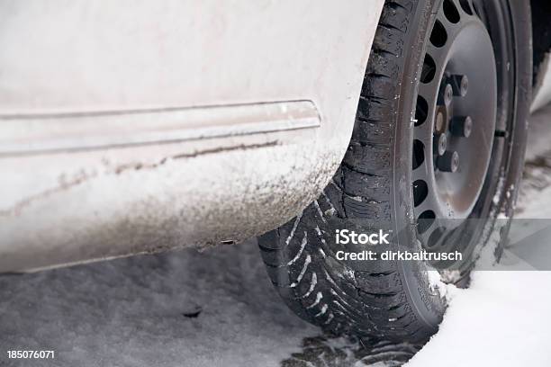 Foto de Pneus De Inverno e mais fotos de stock de Branco - Branco, Carro, Congelado