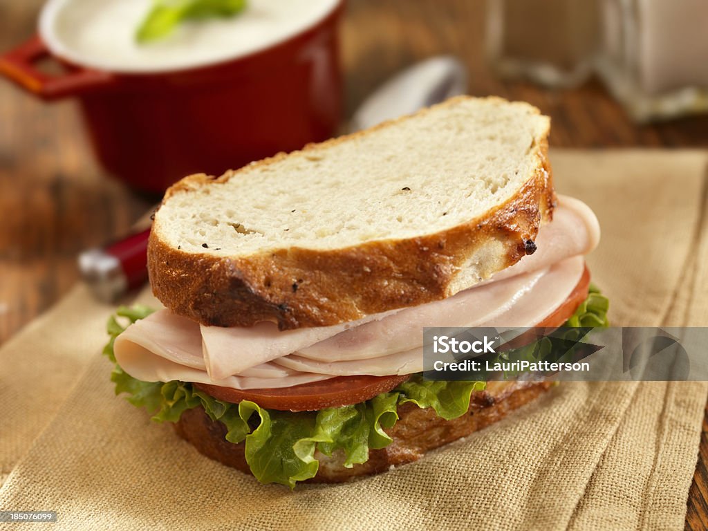 Turquía sándwich con sopa de champiñones - Foto de stock de Aderezo libre de derechos