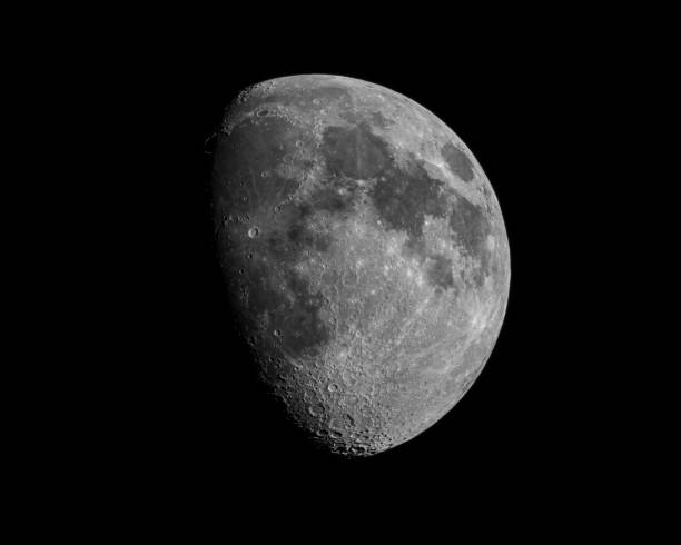 luna gibosa creciente primer plano blanco y negro - luna creciente fotografías e imágenes de stock