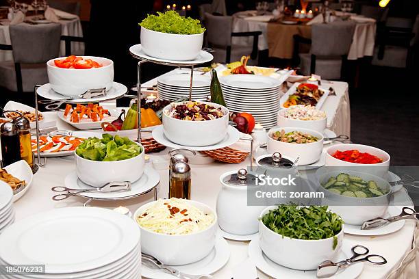 Foto de Mesa De Banquete e mais fotos de stock de Alface - Alface, Alimentação Saudável, Antepasto