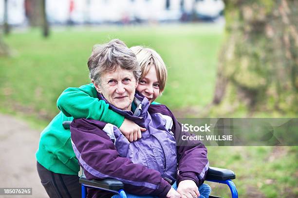 Foto de Cuidador De Jovens Com Sua Avó Em Uma Cadeira De Rodas e mais fotos de stock de 10-11 Anos