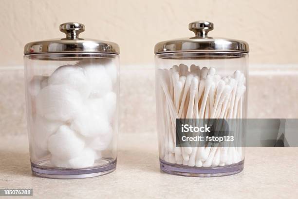 Photo libre de droit de Coton Swabs Et Des Balles En Pots Au Cabinet Médical banque d'images et plus d'images libres de droit de Coton hydrophile