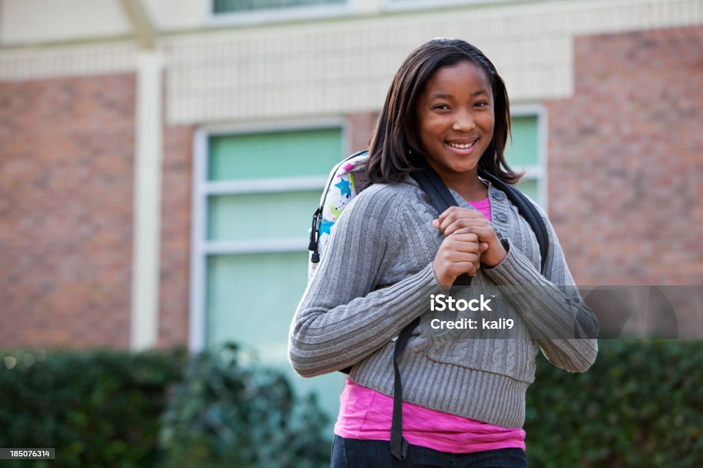 Afro-americana fora da escola - Foto de stock de Afro-americano royalty-free