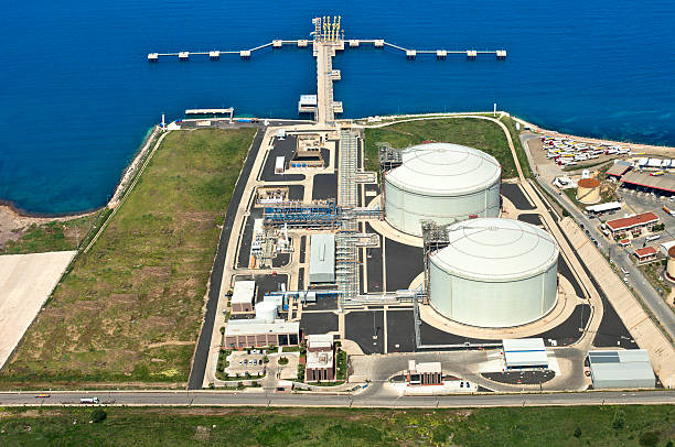 refinería de petróleo - storage tank silo chemical factory fotografías e imágenes de stock