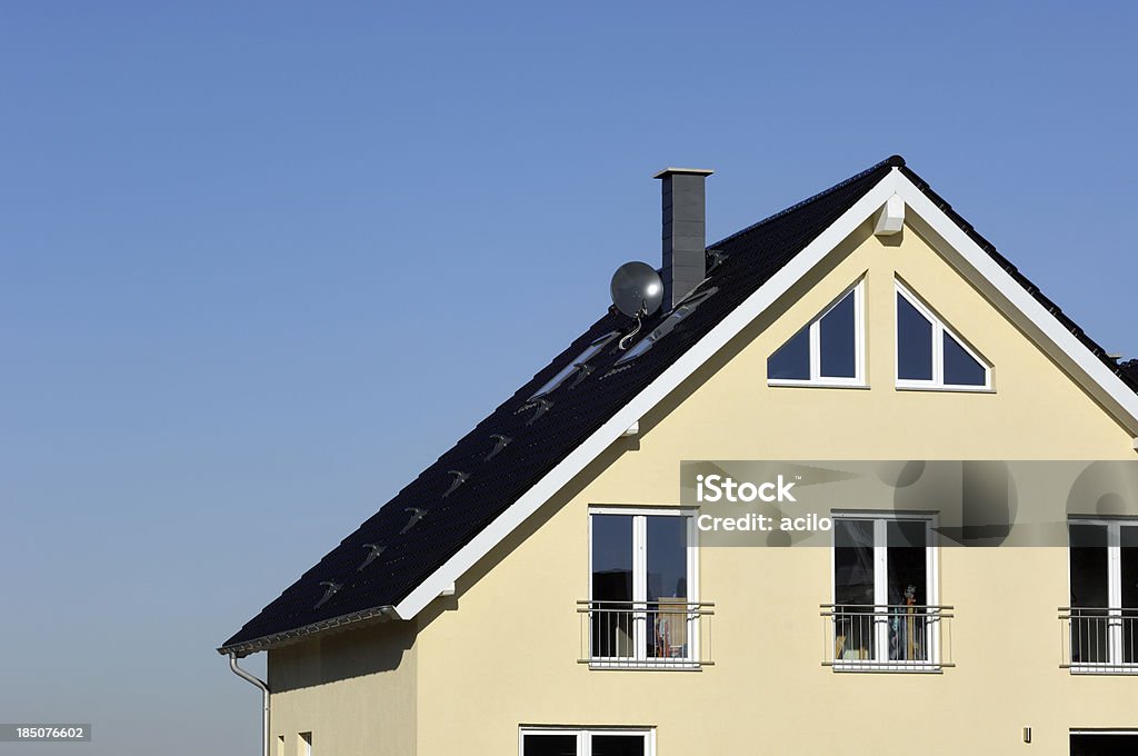 Maison familiale contemporaine de jaune et bleu ciel - Photo de Architecture libre de droits