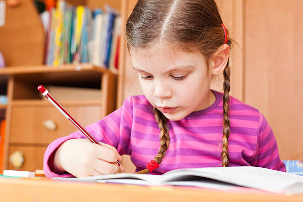 istock Little girl drawing 185076676
