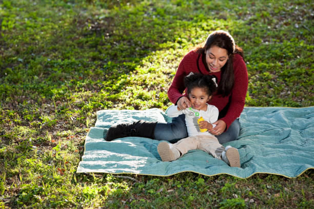 hispânica mãe e filha no parque - sc0526 - fotografias e filmes do acervo