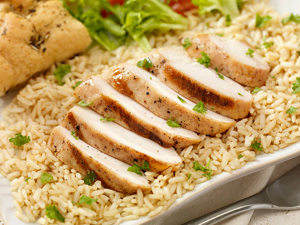 курица гриль и рис - brown rice rice cooked healthy eating стоковые фото и изображения