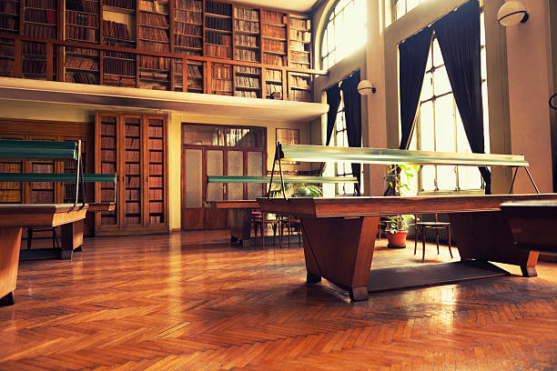 velho italiano biblioteca iluminado pelo sol - book school desk old imagens e fotografias de stock