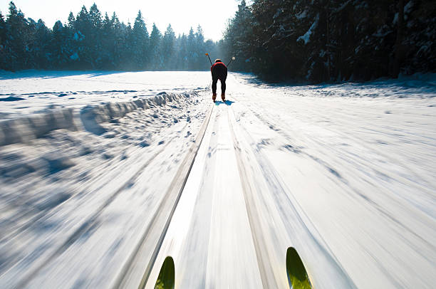 равнинные лыжи - snow ski track color image colors стоковые фото и изображения