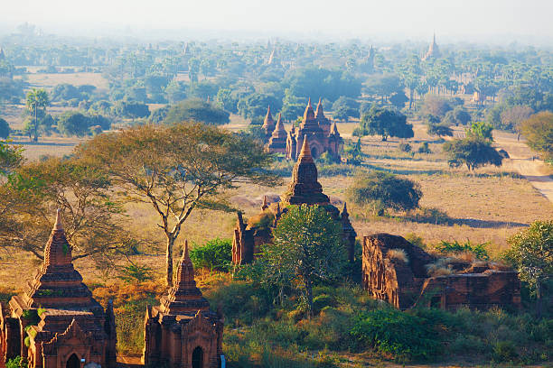 앤시언트 탑이 바간, 미얀마에 - vibrant color front view bagan myanmar 뉴스 사진 이미지