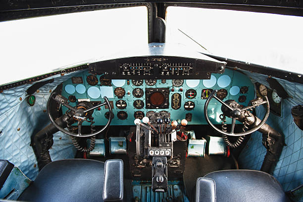 cabina di pilotaggio vintage - cockpit airplane autopilot dashboard foto e immagini stock