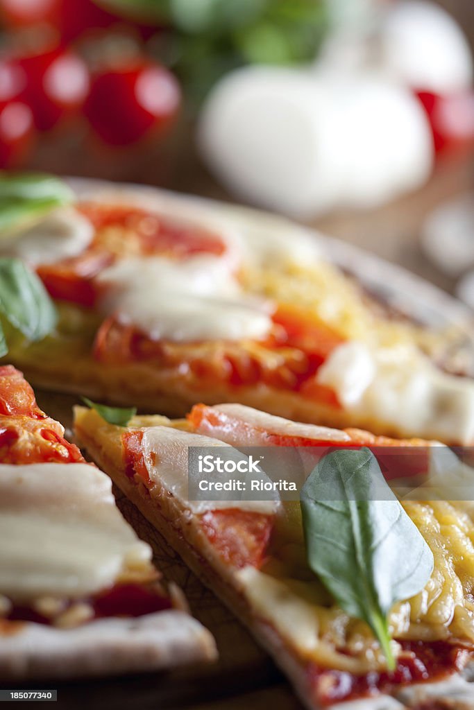 Close-up de uma pizza margharita - Foto de stock de Cortar - Atividade royalty-free