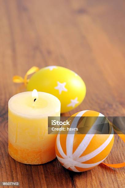 Dos Huevo De Pascua Y Quemar Velas Con Espacio De Copia Foto de stock y más banco de imágenes de Amarillo - Color