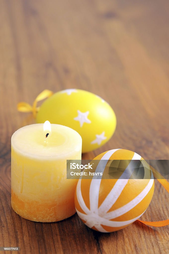 Dois ovos de Páscoa e queima de vela, com espaço para texto - Foto de stock de Amarelo royalty-free