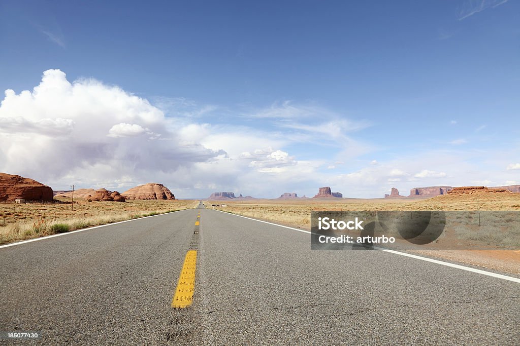 Estrada de Monument valley, sob céu nublado - Foto de stock de Estrada royalty-free