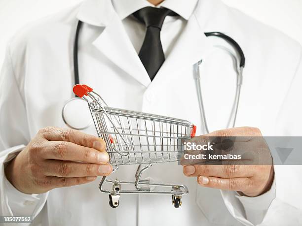 Foto de Médico De Compras e mais fotos de stock de Carrinho de compras - Carrinho de compras, Saúde e Medicina, Estilo de vida saudável