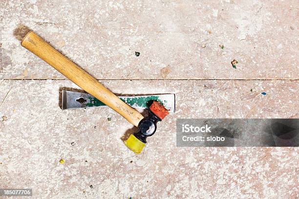 Martillo En Piso Foto de stock y más banco de imágenes de Bricolaje - Bricolaje, Carpintería, Fotografía - Imágenes