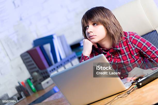 Teenagermädchen Mit Laptop Stockfoto und mehr Bilder von Akademisches Lernen - Akademisches Lernen, Arbeiten, Arbeiten von Zuhause