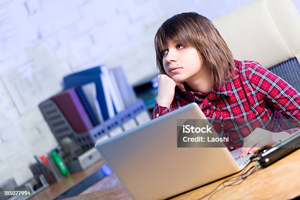 Photo libre de droit de Adolescent Fille Avec Un Ordinateur Portable banque d'images et plus d'images libres de droit de Adolescence - Adolescence, Adolescent, Adulte