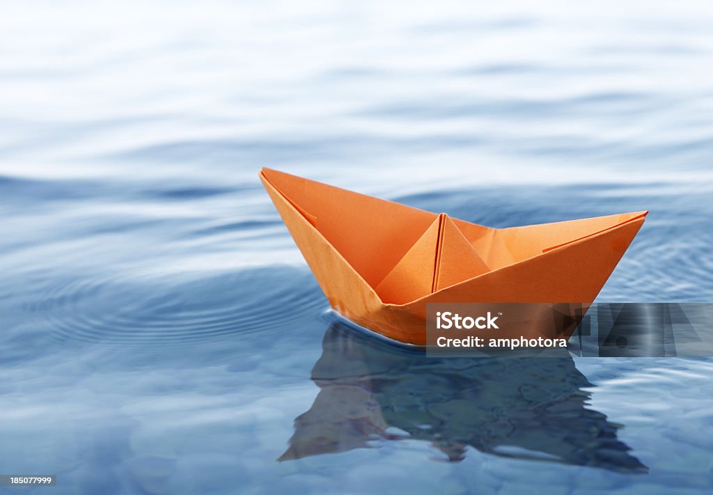 紙の舟 - 紙の舟のロイヤリティフリーストックフォト