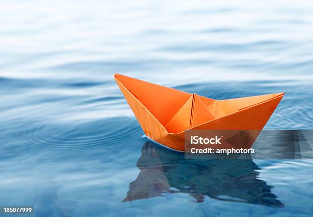 Barco De Papel - Fotografias de stock e mais imagens de Barco de Papel - Barco de Papel, Laranja - Cores, Veículo Aquático