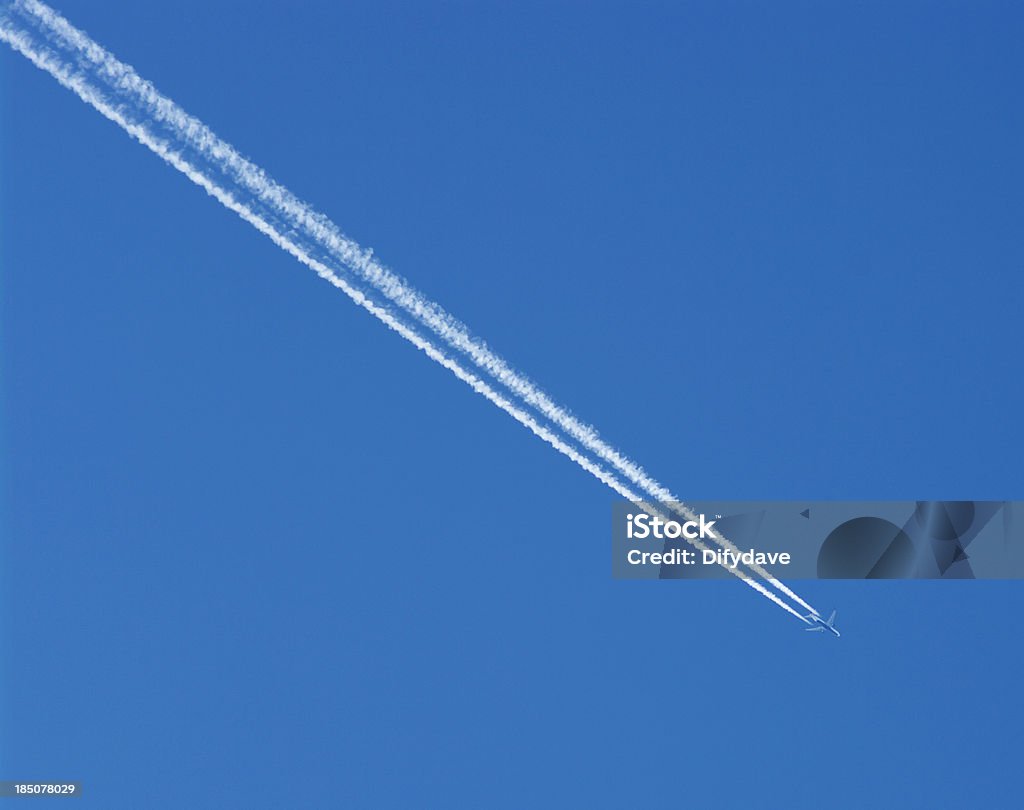 Trilha de jato no céu - Foto de stock de Avião royalty-free