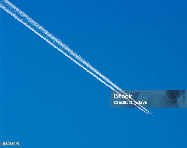 Foto de Trilha De Jato No Céu e mais fotos de stock de Avião - Avião, Avião comercial, Azul