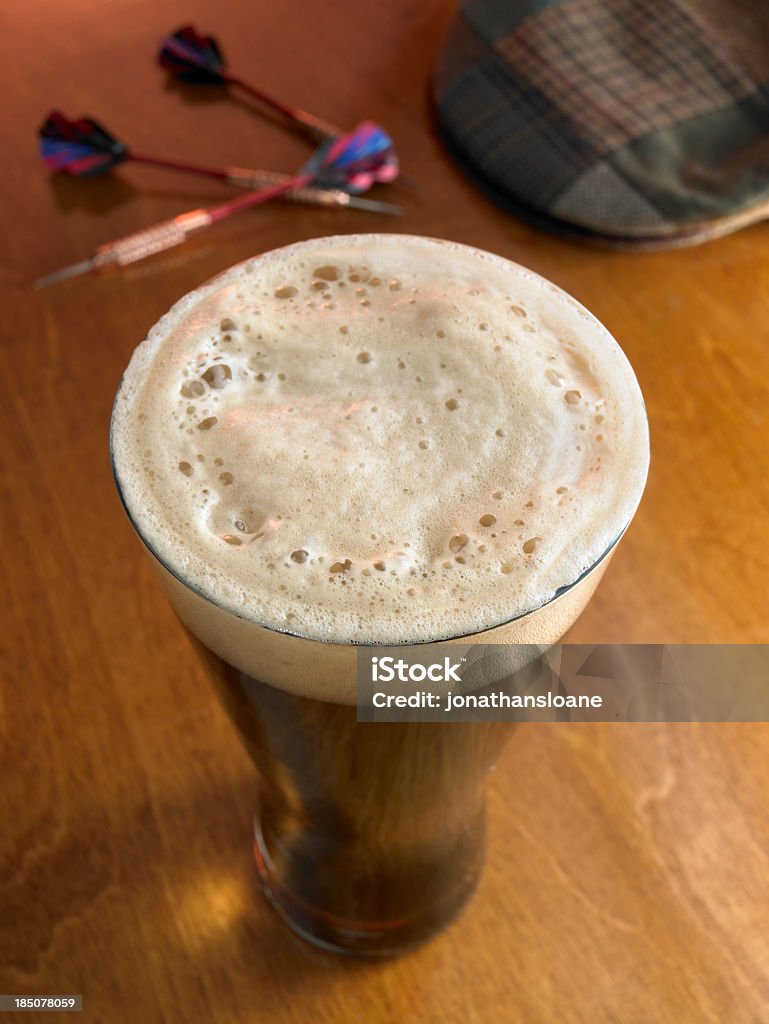 Vue de haut du verre de bière sur un sombre bar haut - Photo de Alcool libre de droits