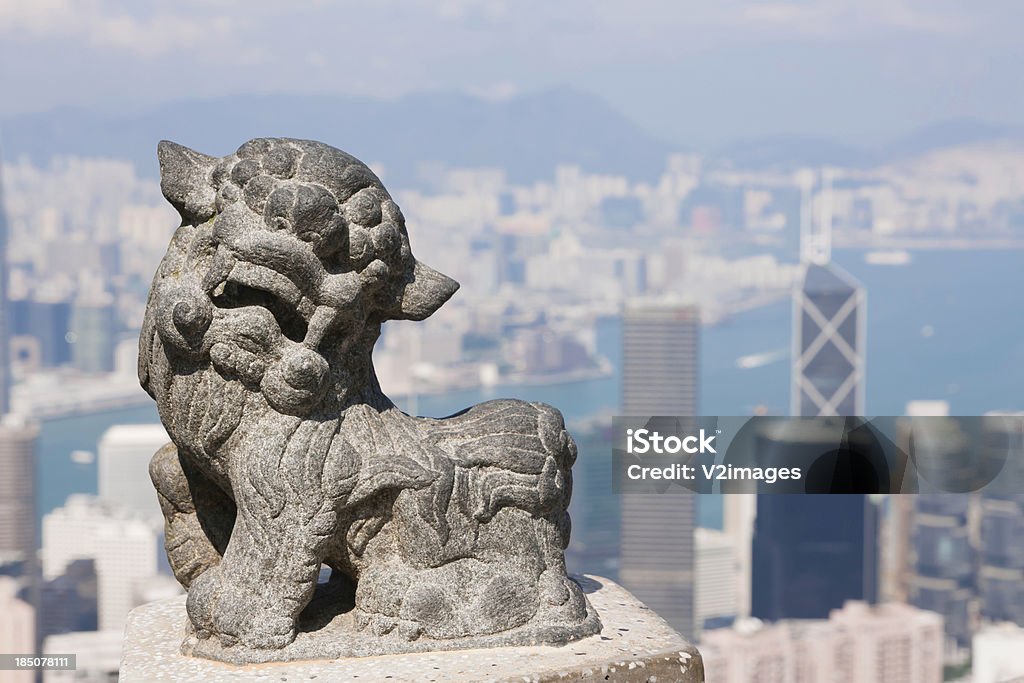 石獅子像と香港の街並みを背景にした - アジア大陸のロイヤリティフリーストックフォト