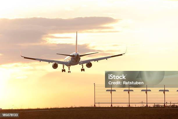 Photo libre de droit de Sunset Landing banque d'images et plus d'images libres de droit de Atterrir - Atterrir, Avion, Décoller - Activité