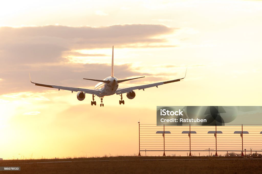Pôr-do-sol Landing - Foto de stock de Aterrissar royalty-free